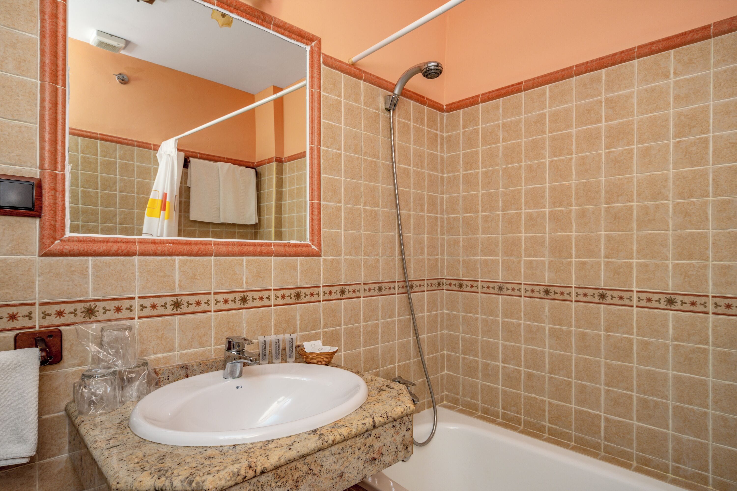 Habitación triple familiar, balcón, vistas a la ciudad | Baño | Artículos de higiene personal gratuitos, secador de pelo y toallas