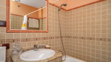 Habitación triple familiar, balcón, vistas a la ciudad | Baño | Artículos de higiene personal gratuitos, secador de pelo y toallas