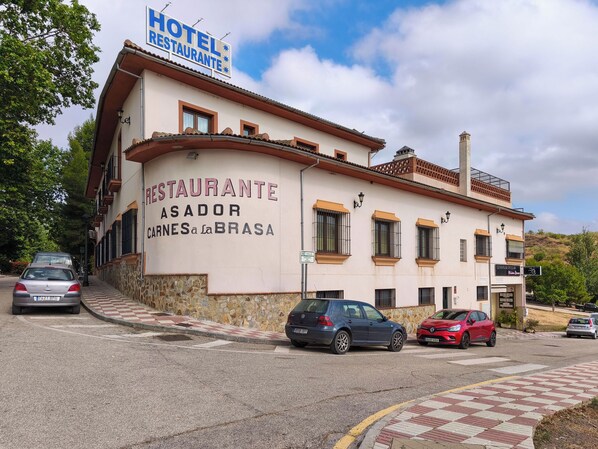 Front of property - HOTEL BALCON DE LOS MONTES (Colmenar)