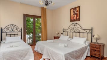 Habitación triple familiar, balcón, vistas a la ciudad | Sistema de insonorización, wifi gratis, ropa de cama
