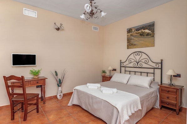 Comfort Suite, Mountain View | Soundproofing, rollaway beds (surcharge), WiFi (free), bed sheets
