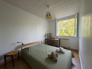 Iron/ironing board, free WiFi, bed sheets