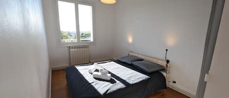 Iron/ironing board, free WiFi, bed sheets