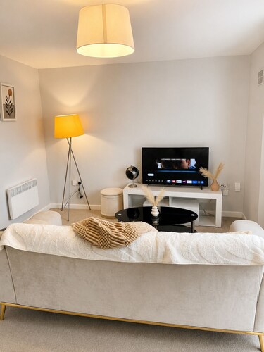 Deluxe Room in a 2Bedroom Aprt W Fast WiFi, Netflix, behind train station