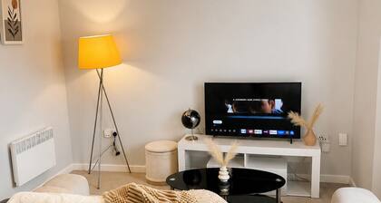 Deluxe Room in a 2Bedroom Aprt W Fast WiFi, Netflix, behind train station