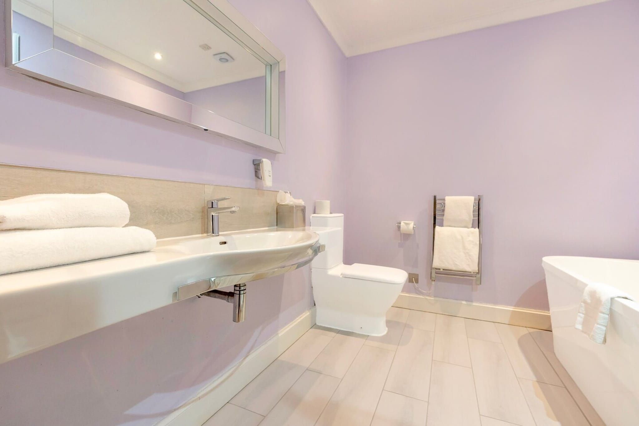 Ein Badezimmer mit Waschbecken, Toilette und Badewanne.
