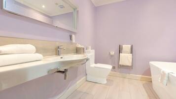 Ein Badezimmer mit Waschbecken, Toilette und Badewanne.