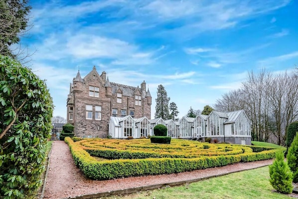 A historic stone building with a symmetrical garden featuring a central hedge maze and a clear sky. - Landmark Hotel & SPA Leisure -Twin Room (Dundee)