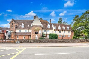 A traditional brick building with a sign reading 'The Thames Lodge.' - Sunday London Staines-upon-Thames Heathrow T8 - Standard Family of 3 Room (London)