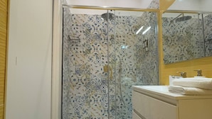 A bathroom with a shower, a sink, and a mirror. - Suite with balcony near Pompeii, Sorrento, and Amalfi (Castellammare di Stabia)