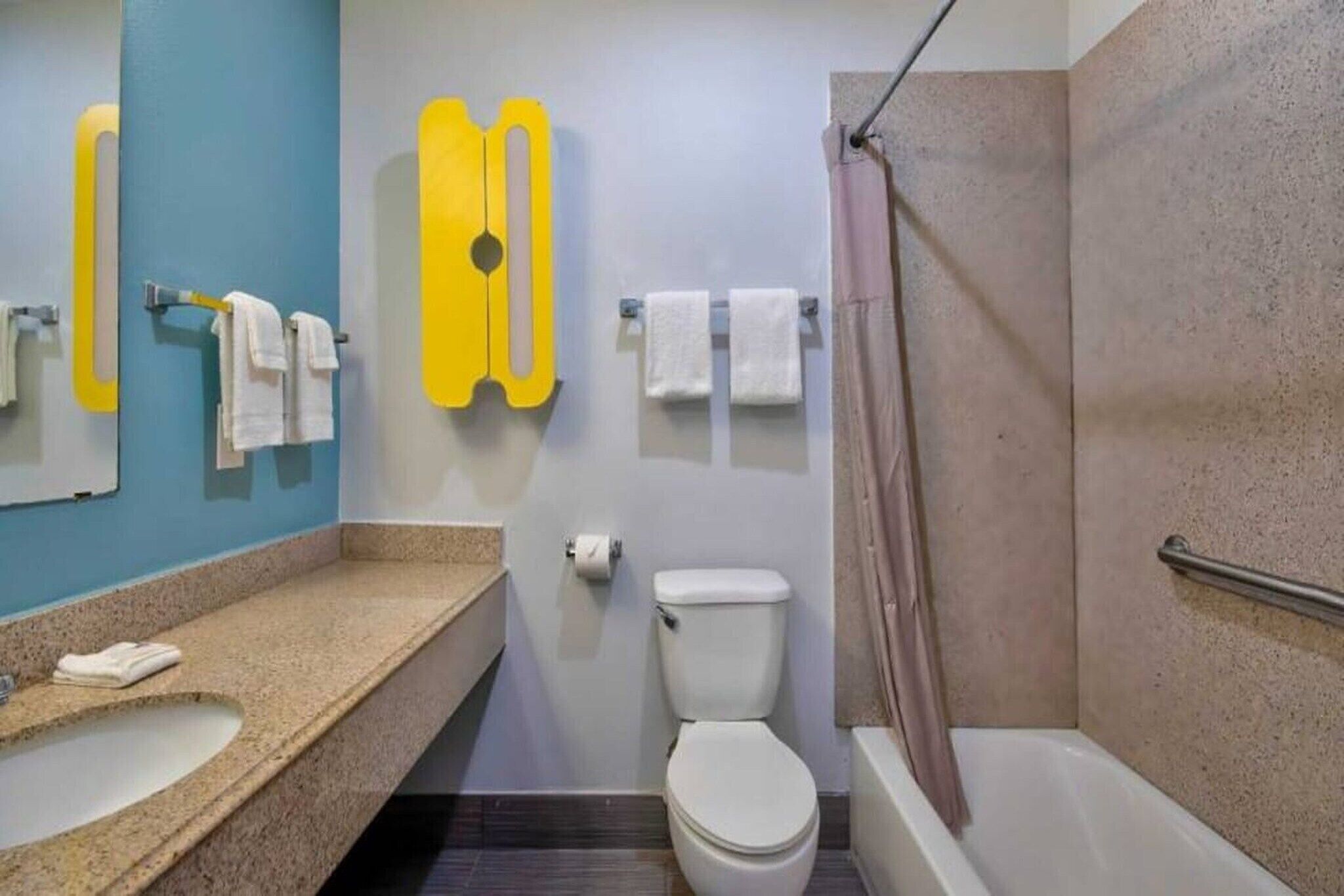 Une salle de bain avec un lavabo, des toilettes et une douche.