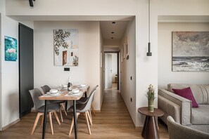 Hus, 2 soverom, terrasse, sjøutsikt | Oppholdsområde | En 55-tommers smart-TV med digitale kanaler