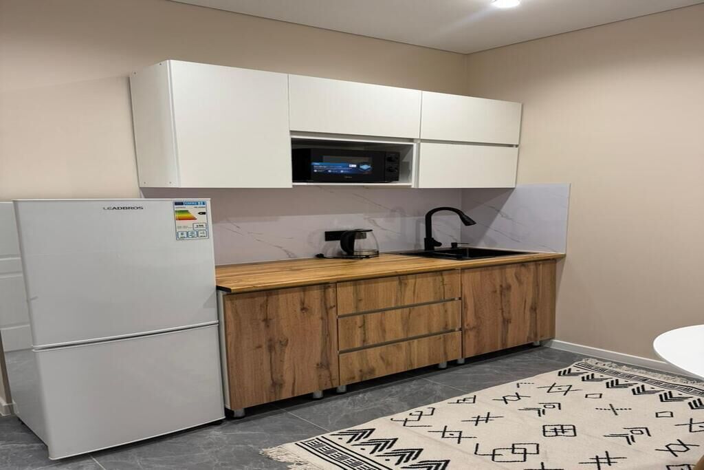 Microondas, horno, placa de cocina y utensilios de cocina