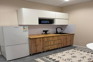 Microwave, oven, stovetop, cookware/dishes/utensils - Almaty Rent (Almaty)