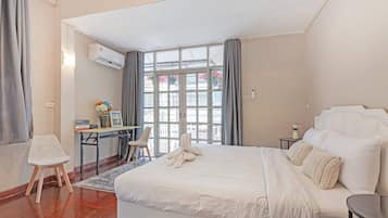 4 bedrooms, iron/ironing board, Internet, bed sheets