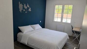 3 bedrooms, internet, bed sheets
