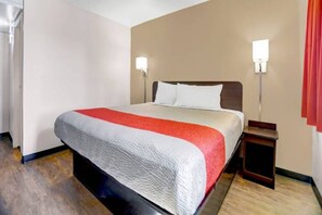 Ein Hotelzimmer mit Bett, Nachttischen und Wandleuchten.