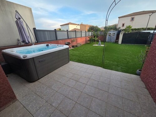 Jolie Villa avec Jacuzzi Proche Plage