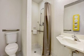 Ein Badezimmer mit Toilette, Dusche und Waschbecken.