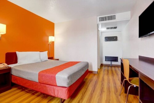 1 King Bed | Non-Smoking
