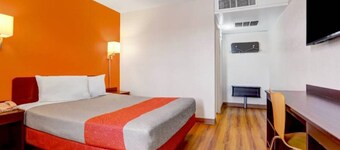 1 King Bed | Non-Smoking