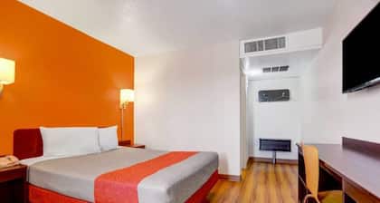 1 King Bed | Non-Smoking