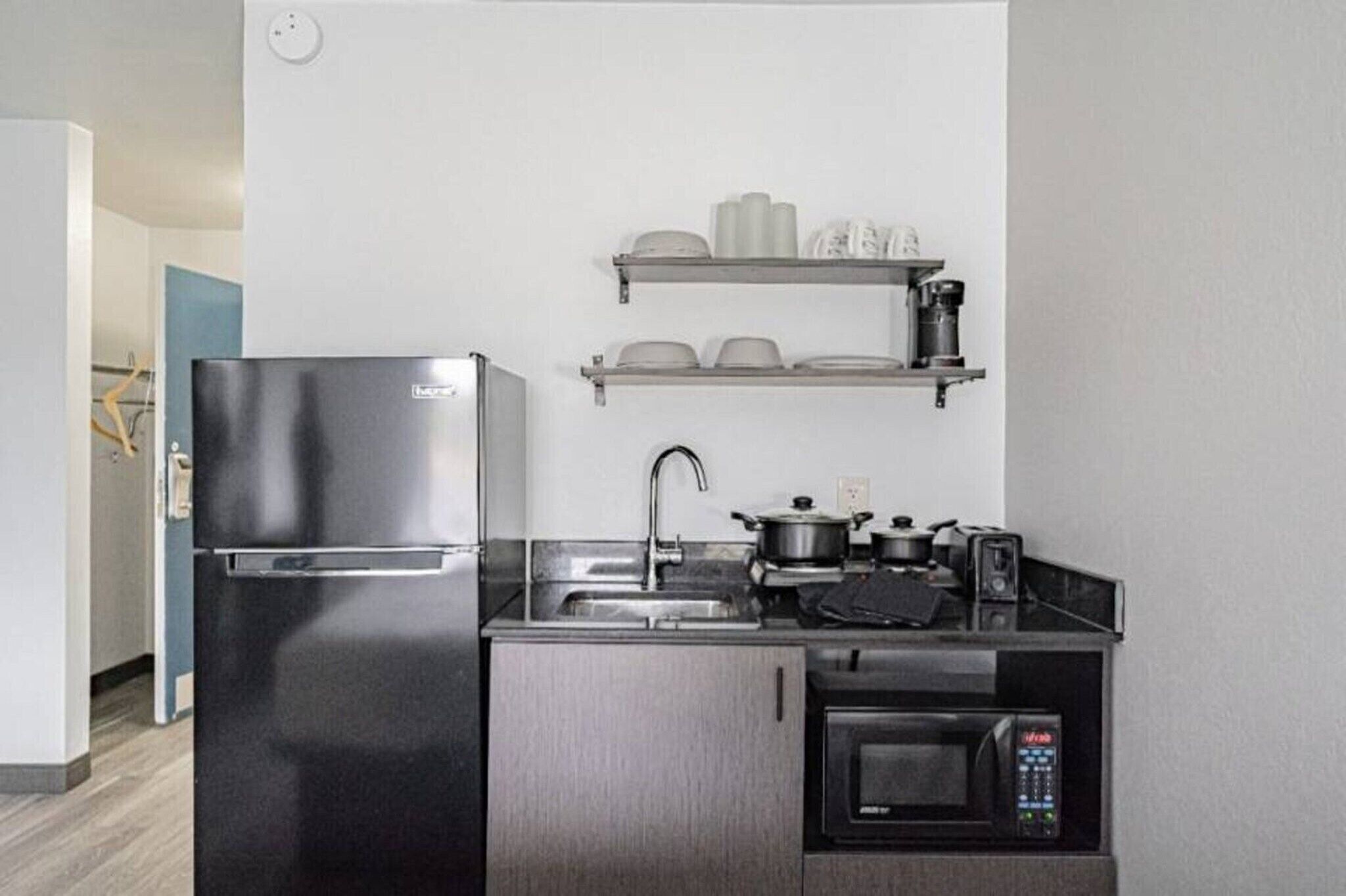 Geladeira, micro-ondas, cooktop, cafeteira/chaleira