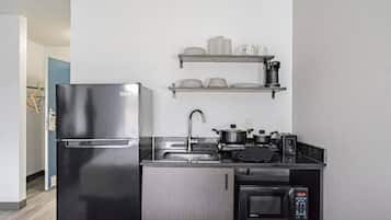 Geladeira, micro-ondas, cooktop, cafeteira/chaleira