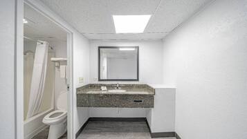 Ducha, secador de pelo y toallas