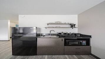 Kühlschrank, Mikrowelle, Herdplatte, Wasserkocher mit Kaffee-/Teezubehör
