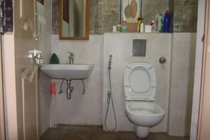 Shower, towels, soap, shampoo - Golden Castle Villa (Mysuru)