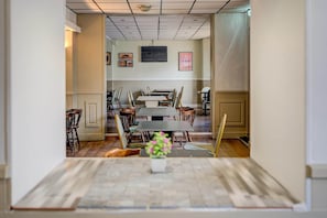 A conference room with a long table, chairs, and a television screen on the wall. - OYO Flagship Cardiff Central - Deluxe Double Room (Cardiff)