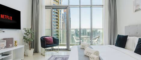Exclusive Studio, 1 King Bed, Air conditioning, Canal View | In-room safe, blackout drapes, soundproofing, iron/ironing board