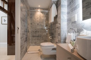 Een douche, een haardroger, handdoeken
