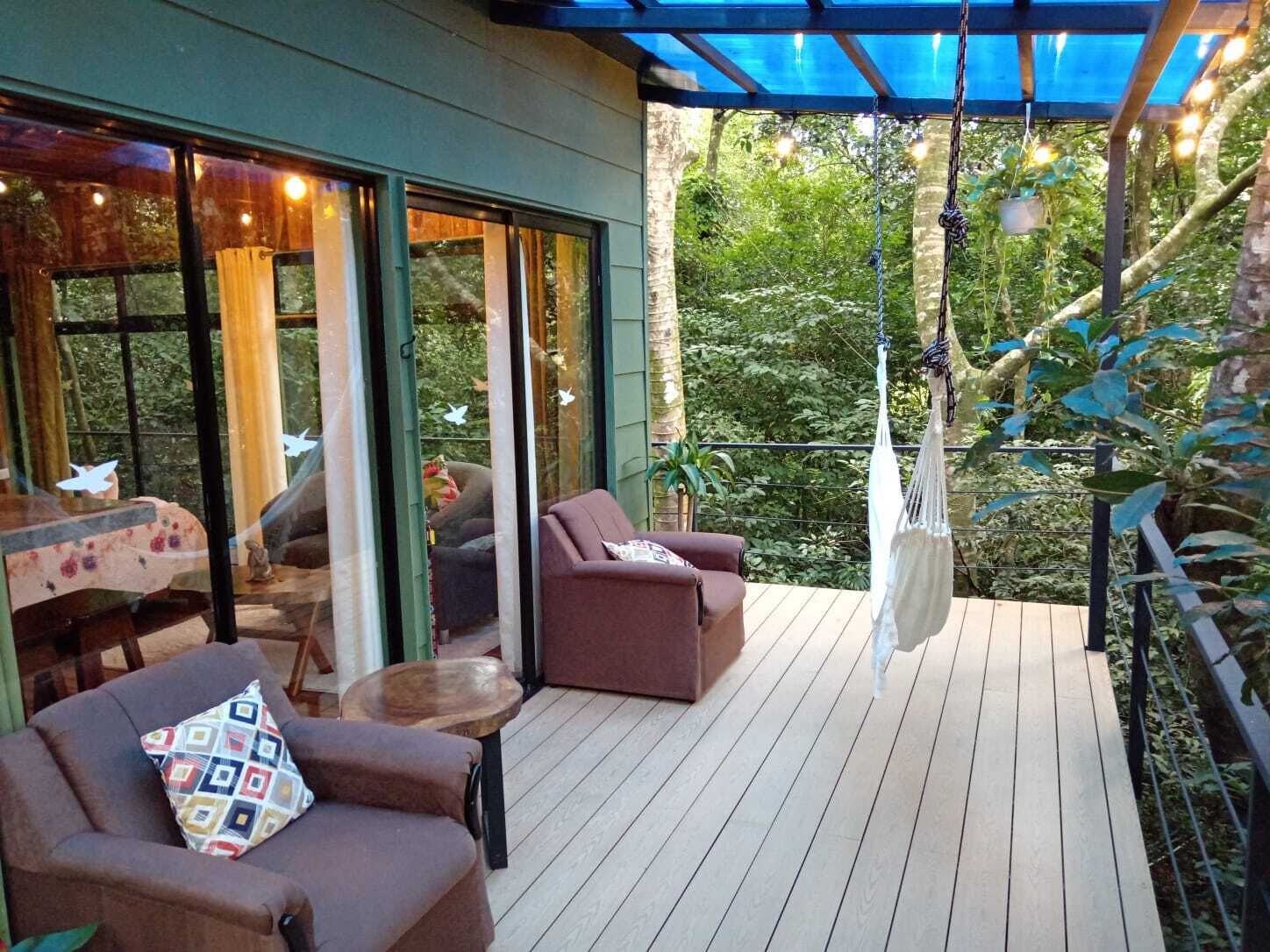 Cabane dans un arbre, balcon, vue sur la montagne (Mono Capuchino) | Terrasse/patio