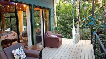 Cabane dans un arbre, balcon, vue sur la montagne (Mono Capuchino) | Terrasse/patio