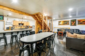 Dining - Group Escape w/ Hot Tub, 18 Mi to Bavarian Village (Leavenworth)
