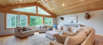 Pet Friendly Family Getaway on 15 Acres!