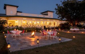 Outdoor dining - Tree of Life Sariska Manor (Tehla)
