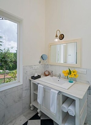 Shower, slippers - Tree of Life Sariska Manor (Tehla)