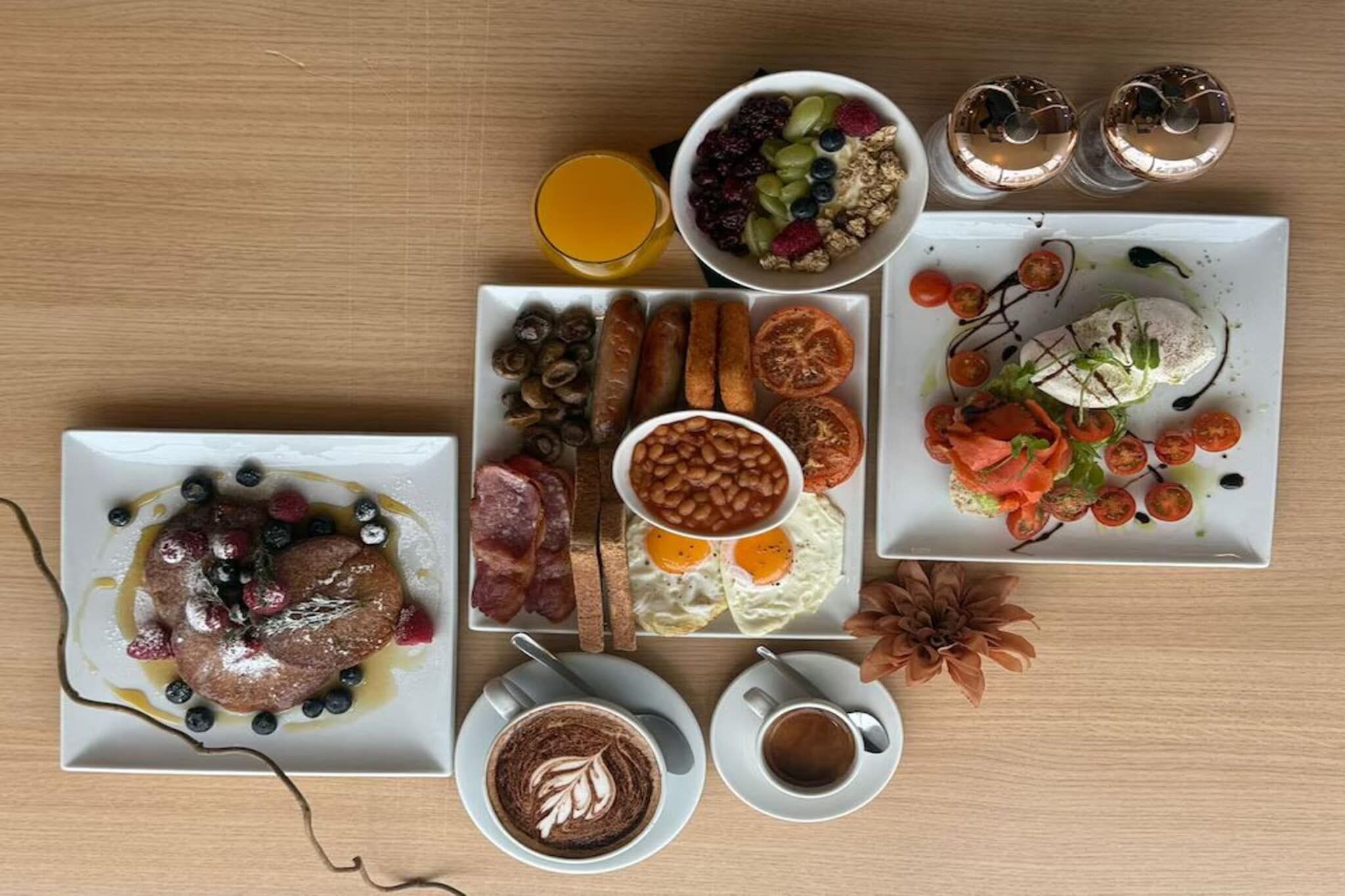Ein reichhaltiges Frühstücksbuffet mit verschiedenen Speisen und Getränken.