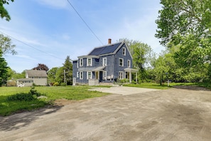 A two-story house with a front porch, a driveway, and a large lawn. - 2 Mi to Beach & Boardwalk! New London Haven (New London)