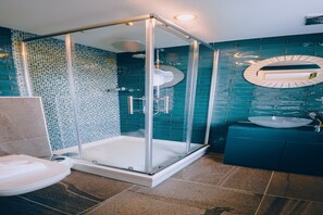 Bathroom - Deluxe Double with Terrace Garden View (Newquay)