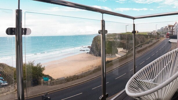 Un balcón con vistas a la playa y al mar.