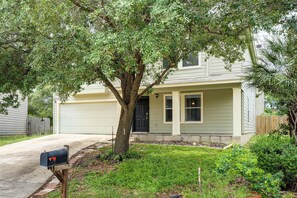Exterior - Pool Table & Patio! Group Hub, 4 Mi to SeaWorld (San Antonio)