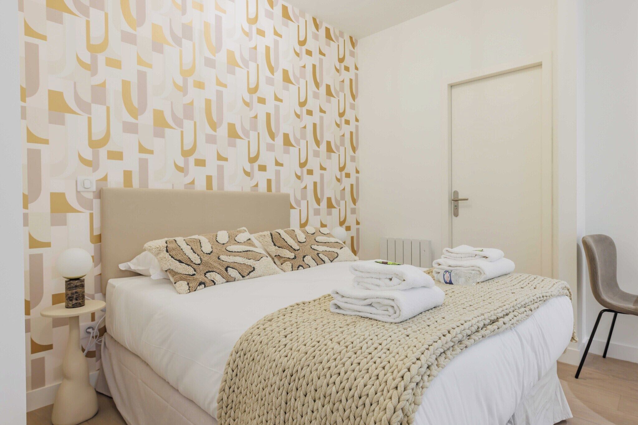 1 bedroom, travel crib, internet, bed sheets