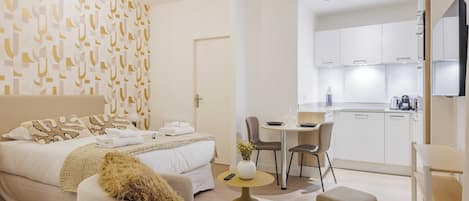 Cuna de viaje, internet y ropa de cama