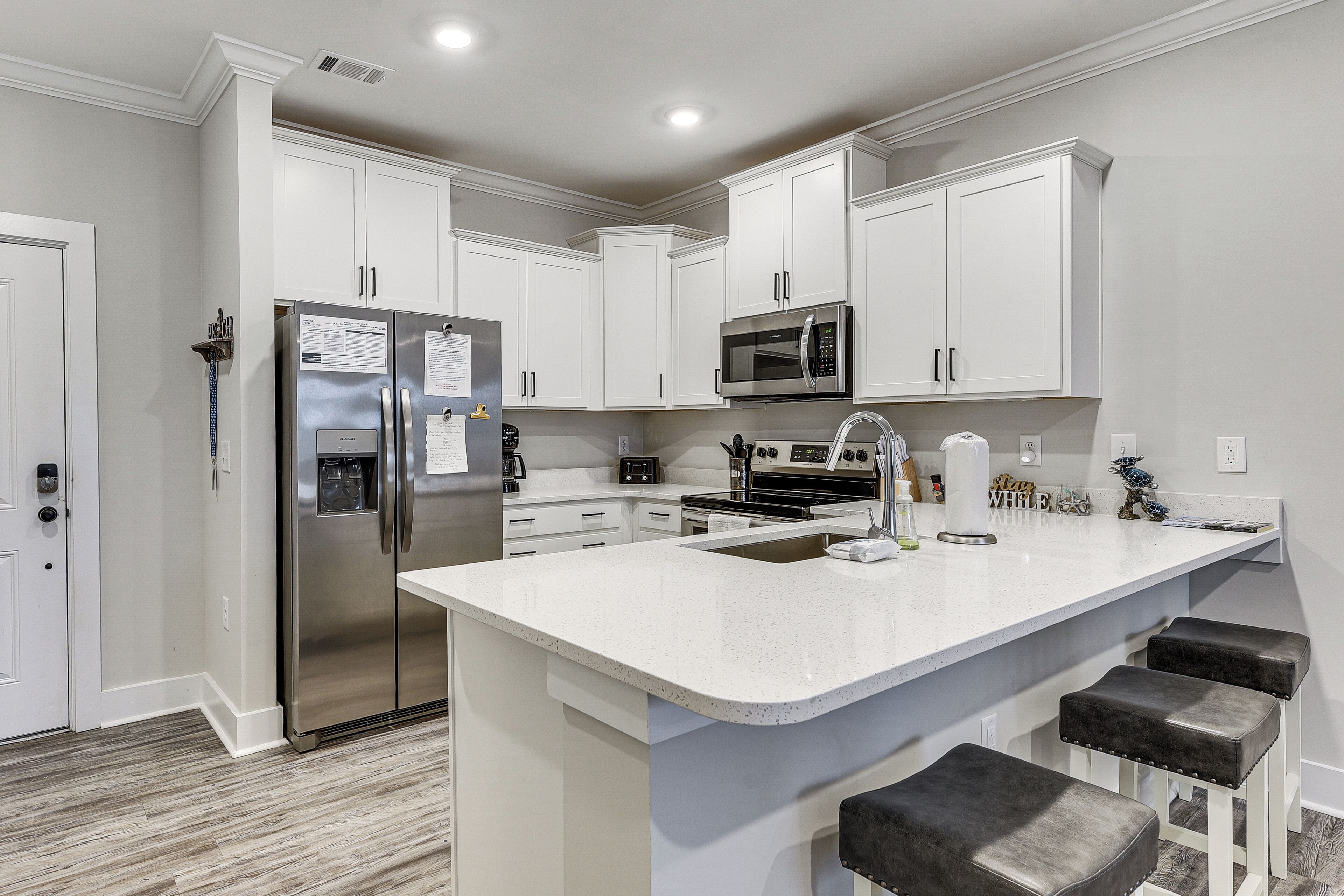 Fridge, microwave, stovetop, dishwasher