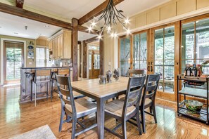 Dining - Screened Porch + Mtn Views: Luxe Burnsville Condo (Burnsville)
