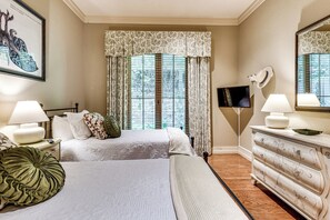 Room - Screened Porch + Mtn Views: Luxe Burnsville Condo (Burnsville)